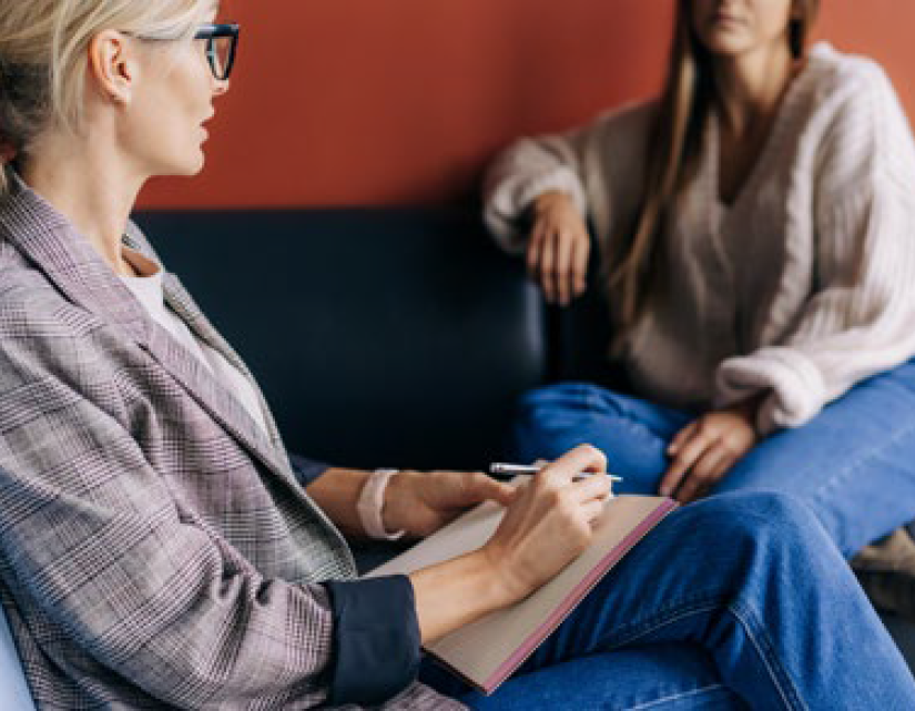 Zwei Frauen sprechen während einer Gesprächstherapie